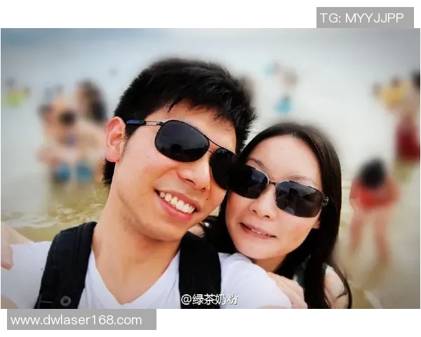 足球明星与女友的甜蜜生活合照展现幸福瞬间与浪漫时光 足球明星与女友的甜蜜生活合照展现幸福瞬间与浪漫时光